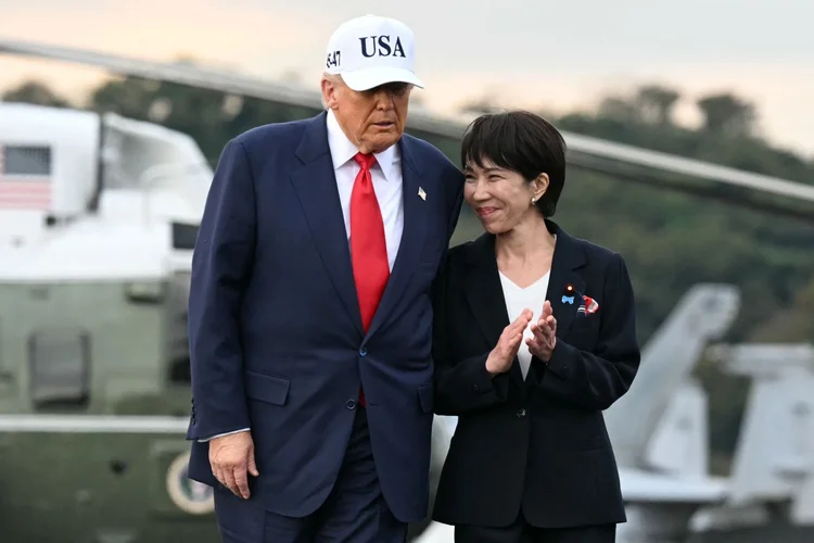 Presidente Donald Trump (EUA) e a primeira-ministra Sanae Takaichi (Japão): países assinaram acordos sobre minerais estratégicos e comércio (ANDREW CABALLERO-REYNOLDS/AFP/Getty Images)