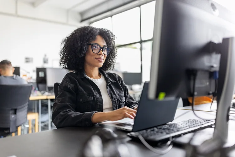 CEO Anton Osika afirma que o vibe-coding marca o início de uma nova economia de software, aumentando produtividade e inovação (Getty Images). (Getty Images)