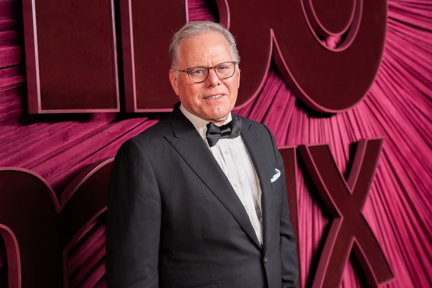 Batalha de titãs: CEO da Warner resiste à investida bilionária da Paramount