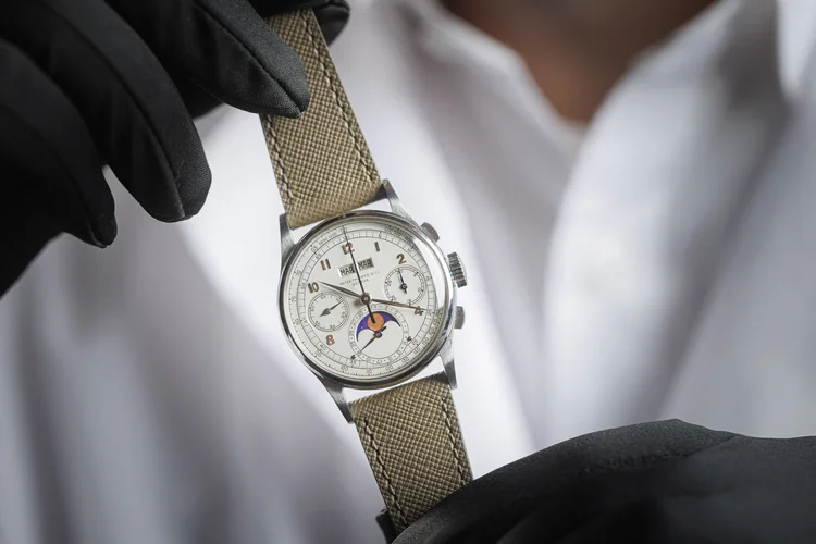 Patek Philippe: relógio de 1943 feito em aço inoxidável é vendido por R$ 94 milhões em leilão na Suíça. (Valentin Flauraud / AFP)