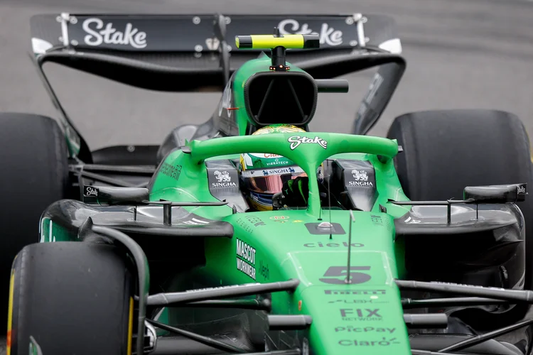 O piloto brasileiro da Kick Sauber, Gabriel Bortoleto, dirige durante a volta de formação antes da corrida sprint do Grande Prêmio de Fórmula 1 de São Paulo (Miguel SCHINCARIOL/AFP)