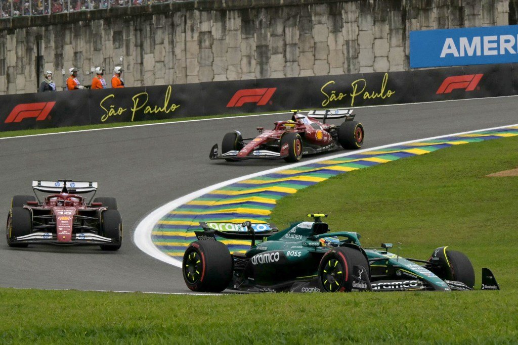Fernando-Alonso-corre-a-frente-de-Hamilton-GP-São-Paulo