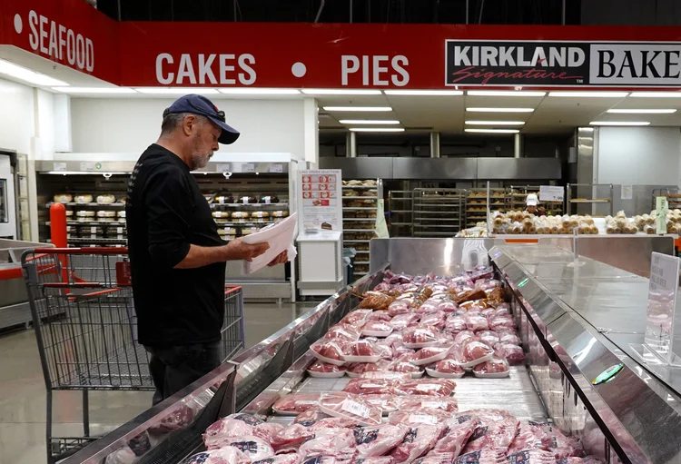 Consumidor analisa cortes de carne em supermercado Costco, em Novato, Califórnia (Justin Sullivan/AFP)