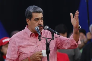Maduro reforça discurso militar em meio a tensão aérea com os EUA