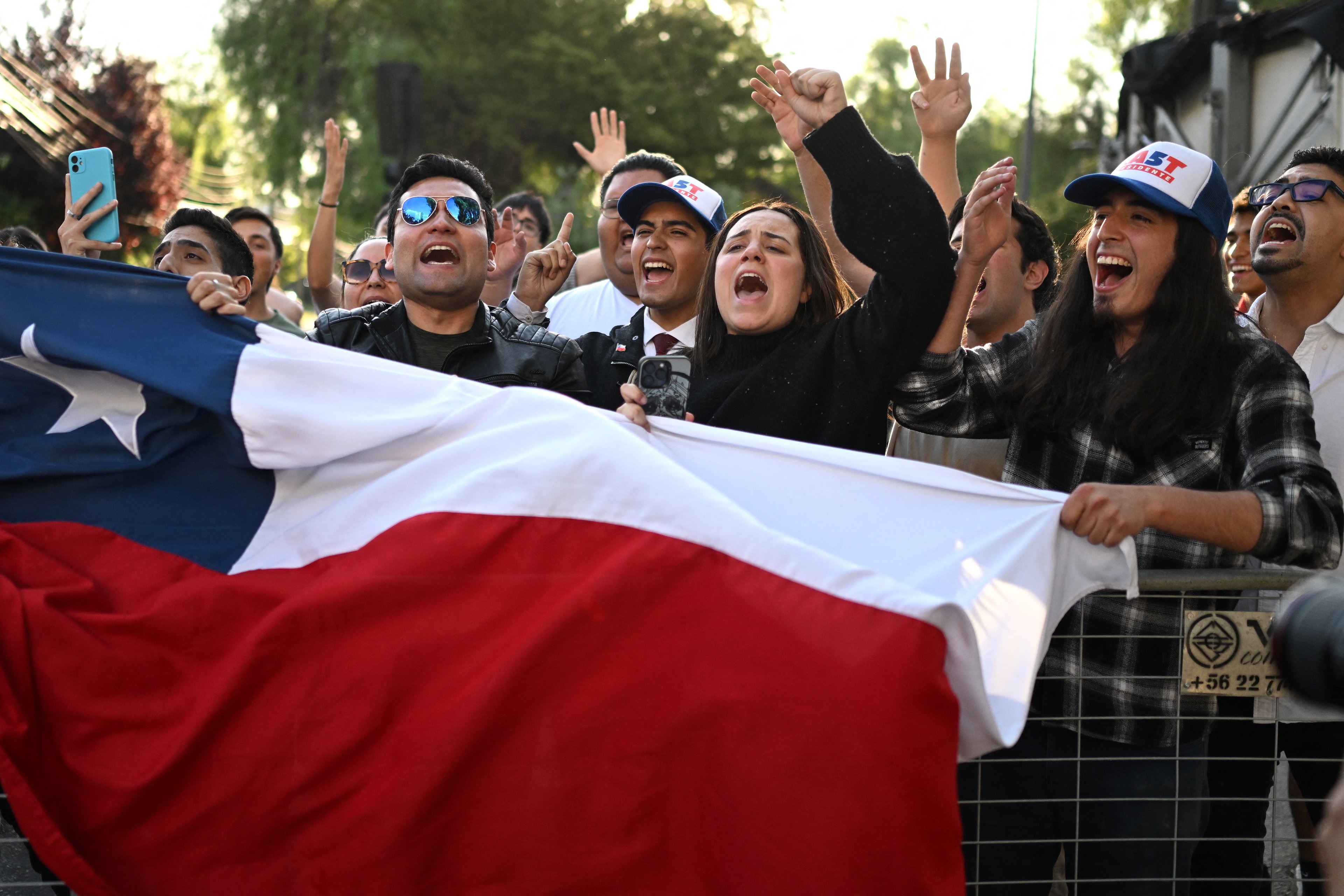 Estreia do voto obrigatório deu força à oposição no Chile, diz analista