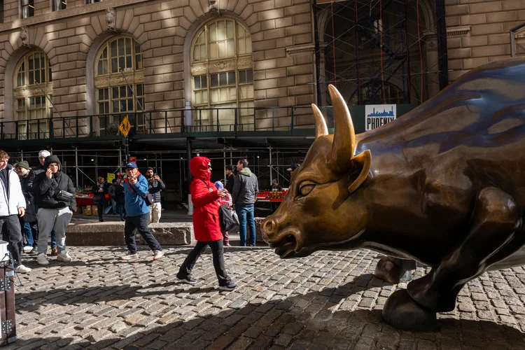 Estátua de touro próximo à bolsa de Nova York, símbolo do mercado financeiro dos EUA ( Spencer Platt/AFP)