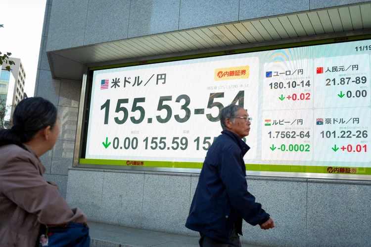 Painel mostra cotação do iene frente ao dólar, em 19 de novembro, em Tóquio (Kazuhiro Nogi/AFP)