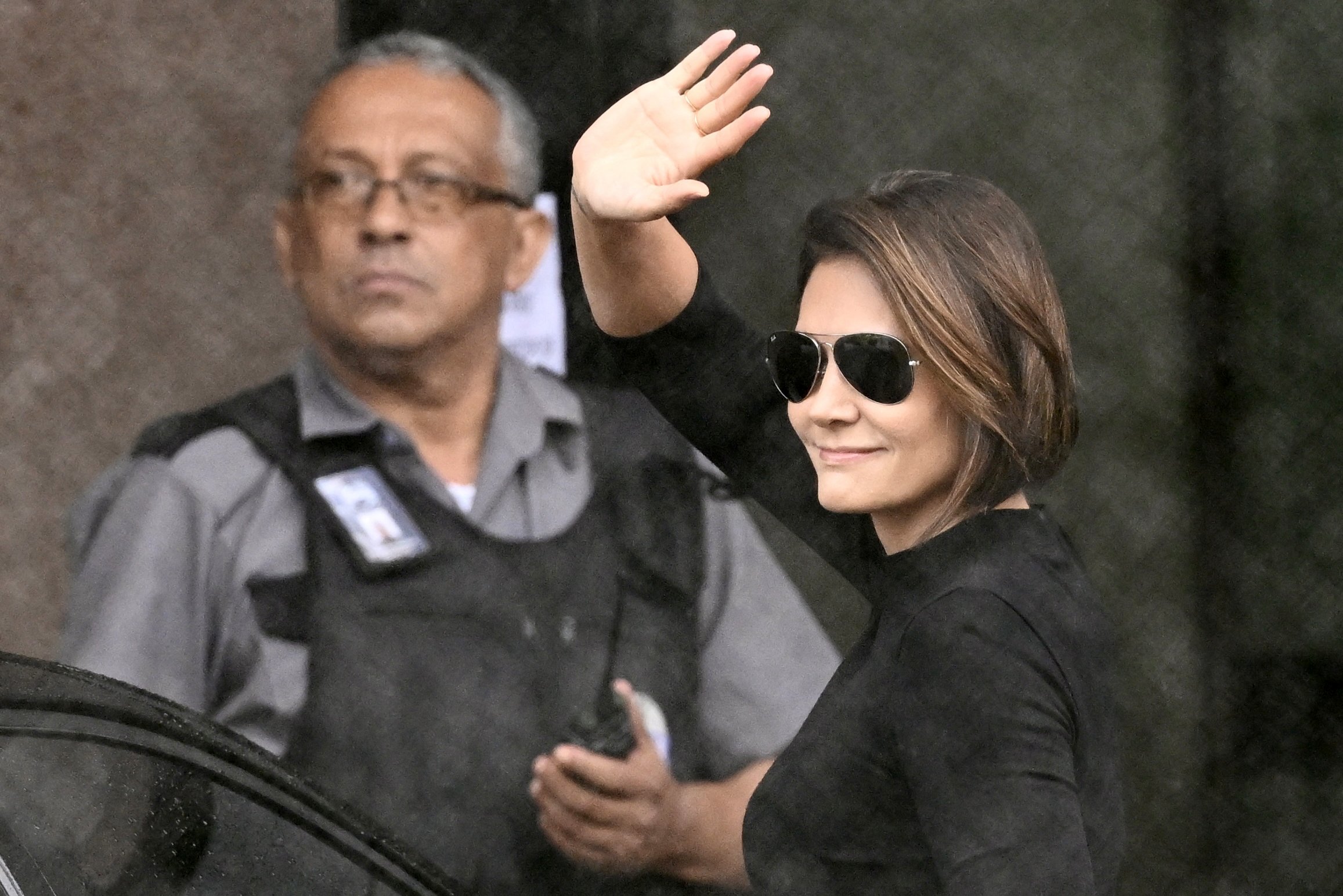 Michelle se afasta de Flávio Bolsonaro em meio à campanha presidencial