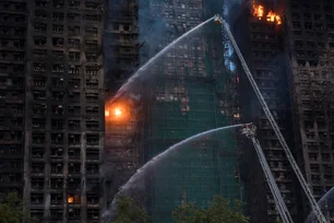 Imagem referente à matéria: Incêndio em prédio de Hong Kong dura mais de 24 horas e mata ao menos 75 pessoas