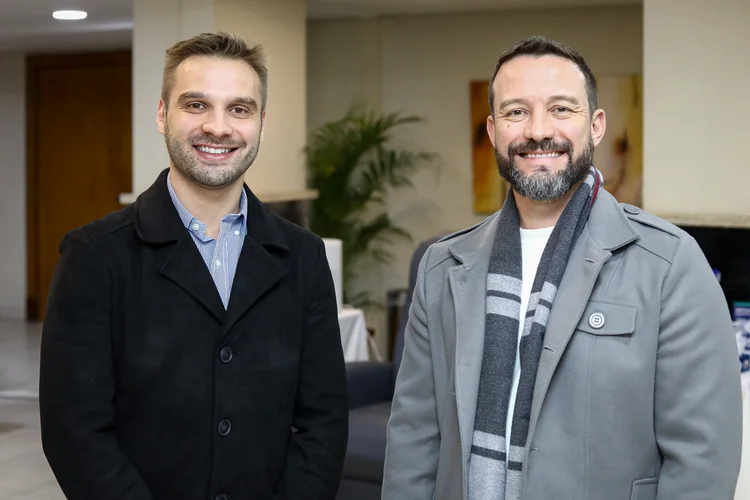 Felipe Della Giustina, CEO da Dellamed, com o sócio e diretor Comercial Carlos Dall'Agno (Bruno Todeschini/Divulgação)