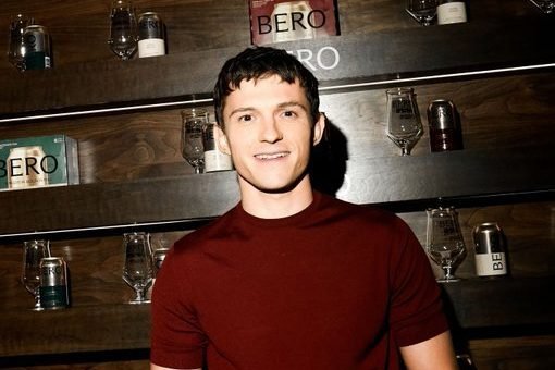 A marca de cerveja sem álcool de Tom Holland está quase faturando 8 dígitos — e aqui está o motivo