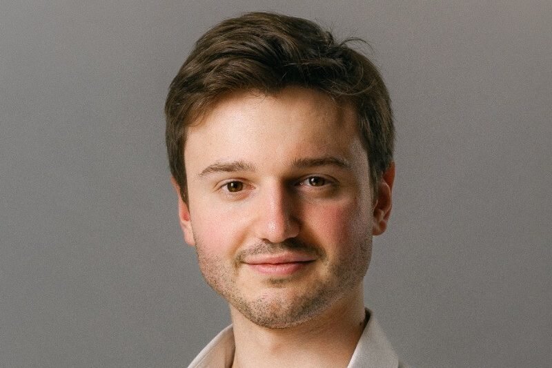 Ele é o bilionário mais jovem do mundo, ensinou à IA 'o que só humanos sabem' e gerou U$10 bi