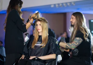 Imagem referente à matéria: Bússola & Cia: estudo revela que cabeleireiros movimentam mais de R$ 130 bi por ano