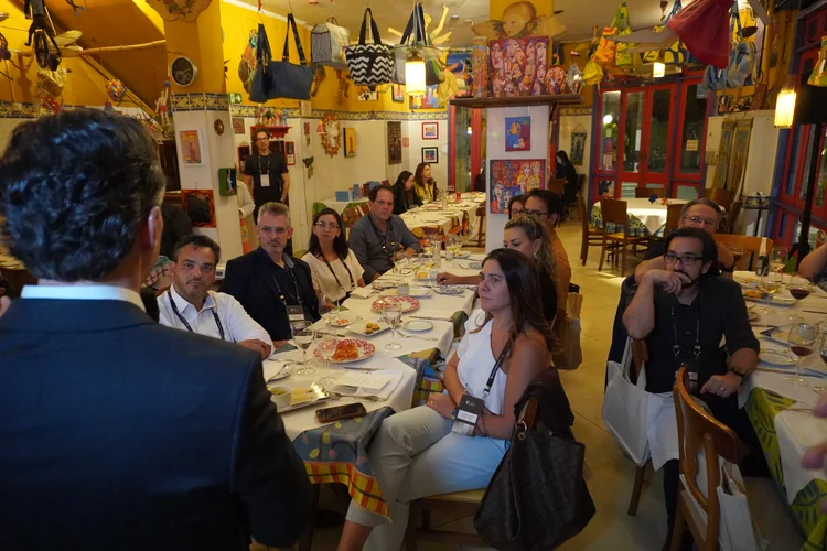 O encontro reuniu diversos líderes do setor de educação.