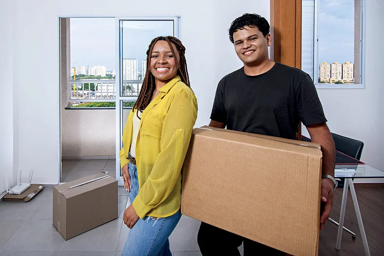 Primeira conquista: o casal Larissa e Allan Wesley no seu novo imóvel pelo Minha Casa, Minha Vida (Germano Lüders/Exame)