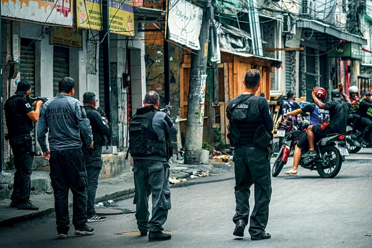 Rio de Janeiro: megaoperação mobilizou 2.500 agentes civis e militares, com apreensão de 118 armas — entre fuzis, pistolas e revólveres (Mauro Pimentel/AFP/Getty Images)