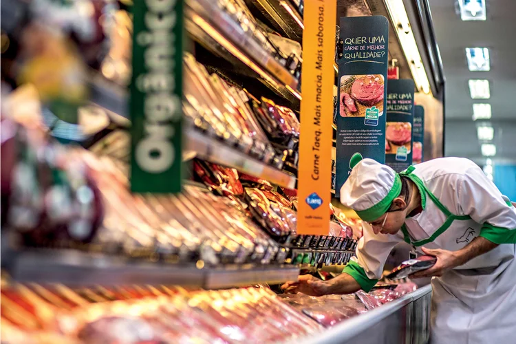 Açougue em supermercado: consumo doméstico de carne bovina deve cair no próximo ano (Alexandre Severo/Divulgação)