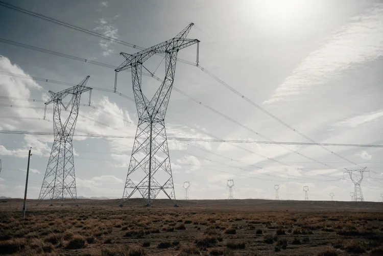 Leilões de energia: modelo brasileiro já atraiu mais de R$ 420 bilhões em investimentos.