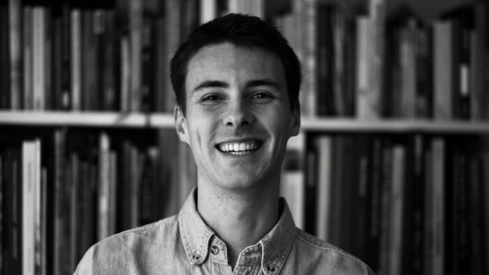 Ele corrigiu um código e postou no Facebook da empresa — hoje é engenheiro em startup de IA