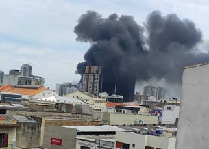 Incêndio atinge galpão de plástico no Brás; duas mulheres são socorridas