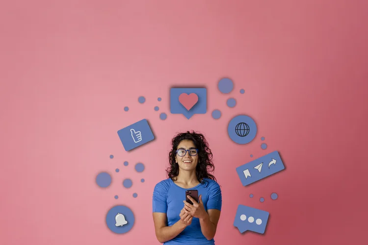 Nas redes sociais, filtros e Inteligência Artificial criam versões idealizadas de nós mesmos, borrando a fronteira entre identidade e imagem (SolStock/Getty Images)