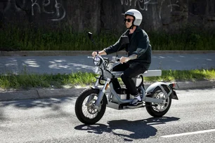 Imagem referente à matéria: CNH, IPVA e placa: veja as novas regras de trânsito para motos elétricas em 2026