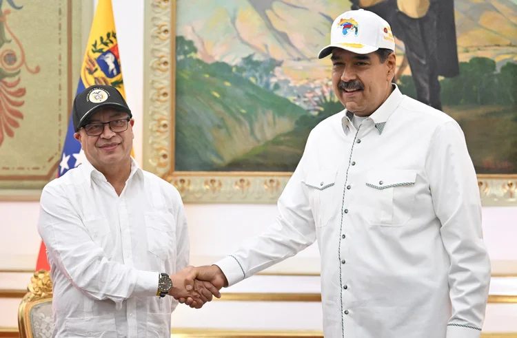 Presidente da Colômbia, Gustavo Petro, em encontro com o líder venezuelano, Nicolás Maduro (JUAN BARRETO/Getty Images)