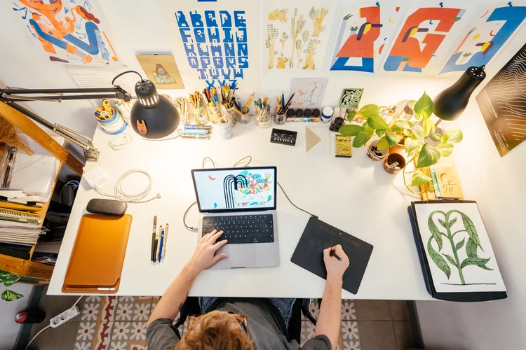 Estudo mostra que a maioria dos designers estão otimistas sobre o impacto da IA no futuro da profissão. Apenas 3% dizem estar pessimistas (Mario Martinez/Getty Images)