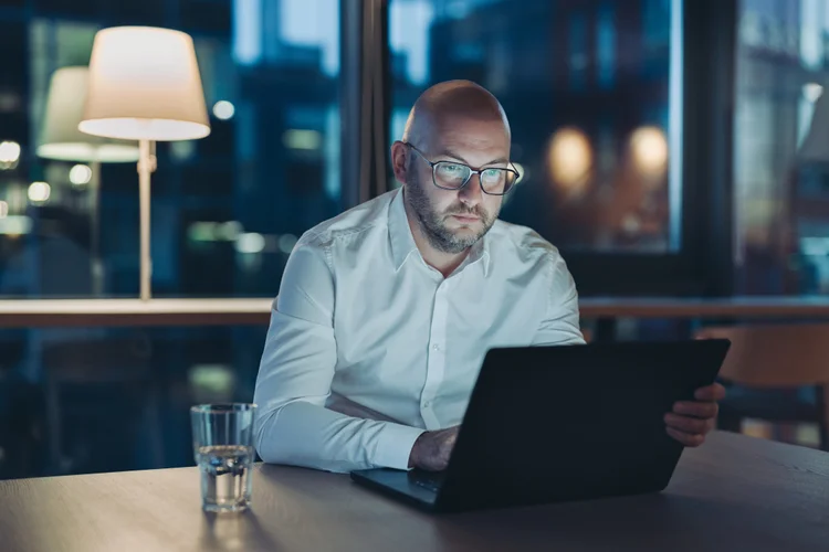 As empresas precisam cada vez mais de gestores com pensamento interdisciplinar, saiba como a administração proporciona essa e outras habilidades. (Getty Images)