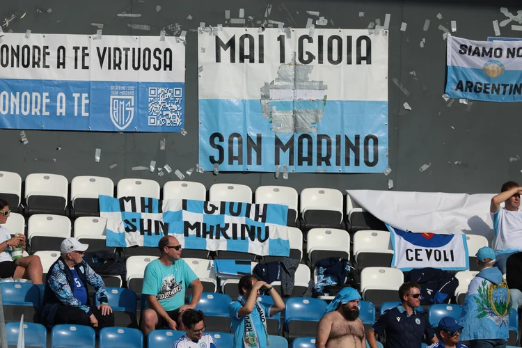 Torcida de San Marino acompanha partida das eliminatórias para a Copa contra o Chipre