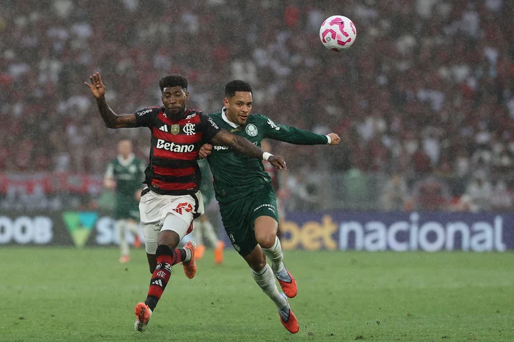Emerson Royal e Vitor Roque disputam bola no último confronto entre os dois times no Brasileirão (Wagner Meier/Getty Images)