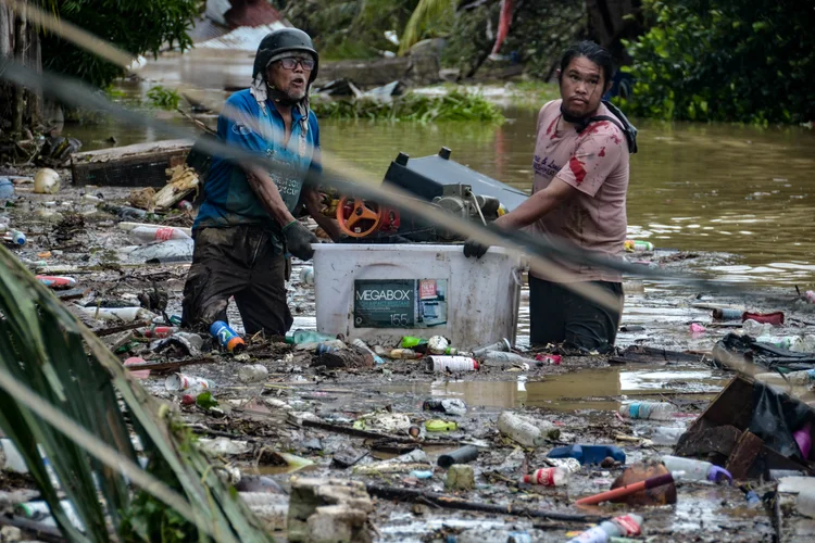 Tufão nas Filipinas: fenômeno deixa pelo menos três mortos e 12 desaparecidos. (ALAN TANGCAWAN/AFP)