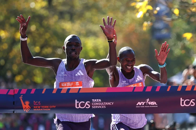 Maratona de Nova York de 2025: quenianos Benson Kipruto e Hellen Obiri venceram a disputa neste domingo (Ishika Samant/Getty Images)