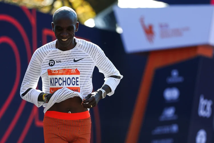 Eliud Kipchoge: corredor do Quênia cruza a linha de chegada na Maratona de Nova York vestindo peça da Nike (Ishika Samant /Getty Images)