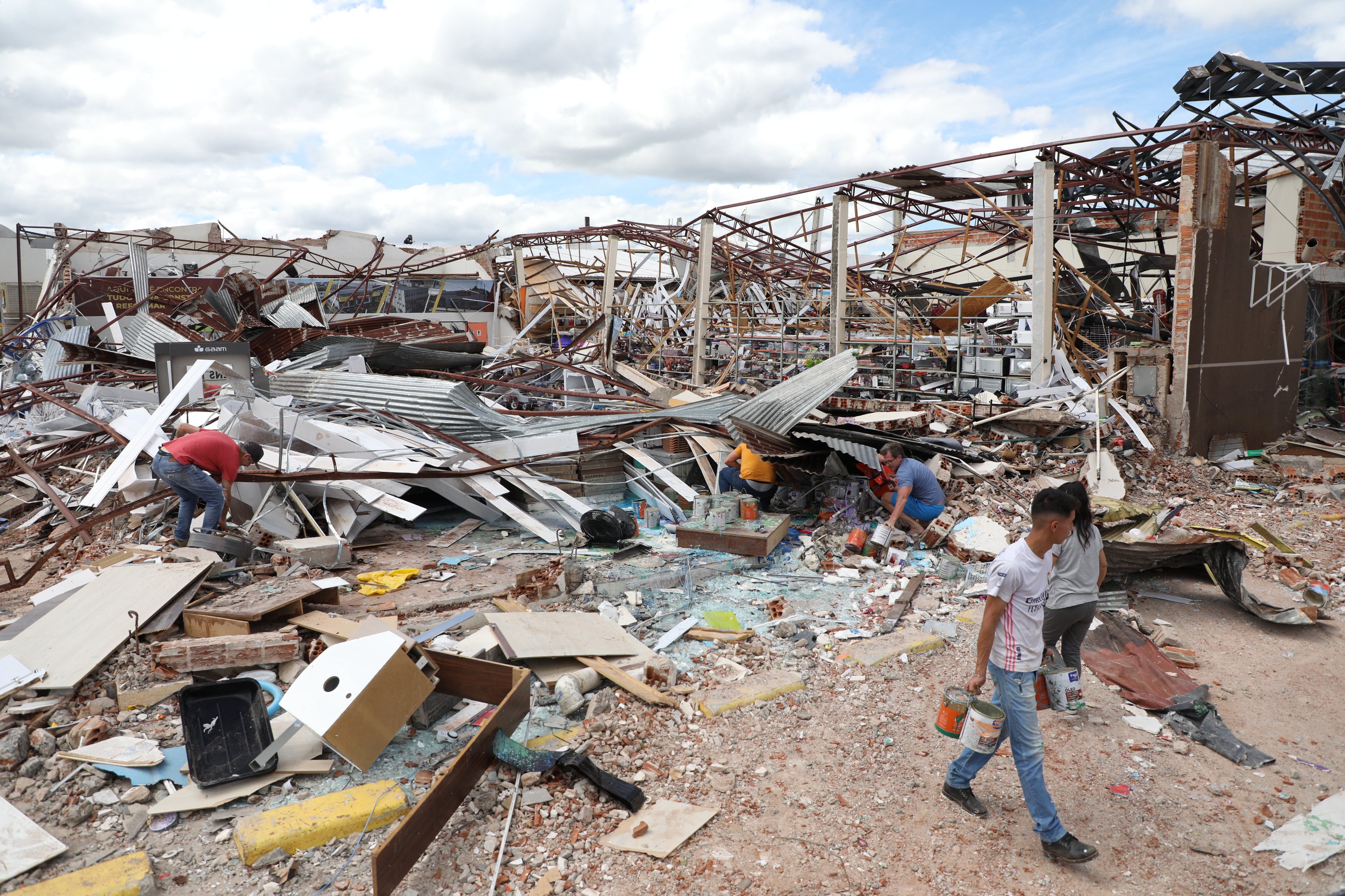 Ratinho Jr. autoriza repasse direto a famílias após tornado no Paraná