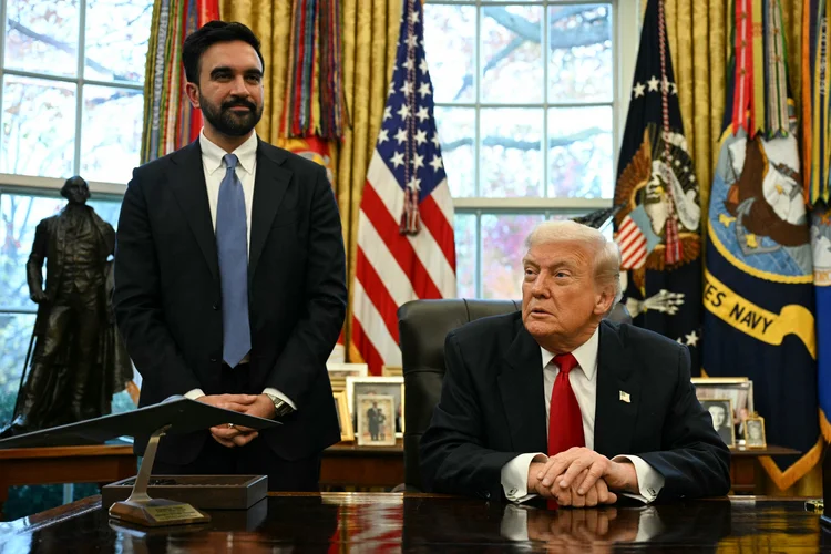 O presidente dos EUA, Donald Trump (à direita), se reúne com o prefeito eleito de Nova York, Zohran Mamdani, no Salão Oval da Casa Branca, em Washington (EUA) (Jim WATSON / AFP/Getty Images)