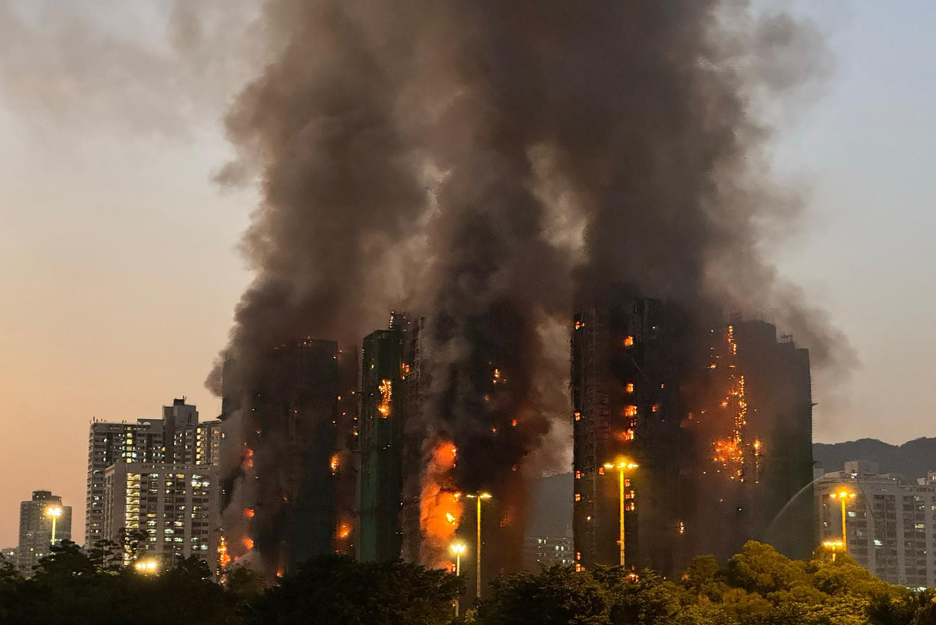 Incêndio em Hong Kong atinge conjunto habitacional e mata quatro; veja vídeo