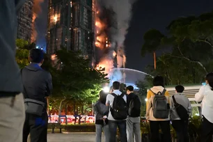 Imagem referente à matéria: Incêndio em Hong Kong atinge conjunto habitacional e mata quatro; veja vídeo