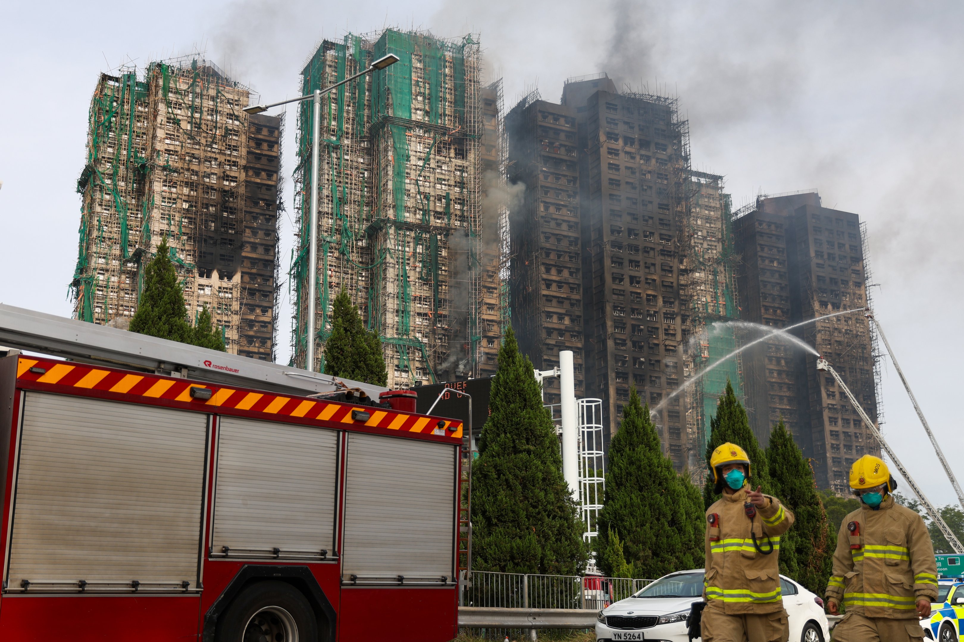 Incêndio em Hong Kong deixa 75 mortos e 279 desaparecidos