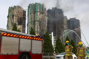Incêndio em Hong Kong deixa 55 mortos e 279 desaparecidos