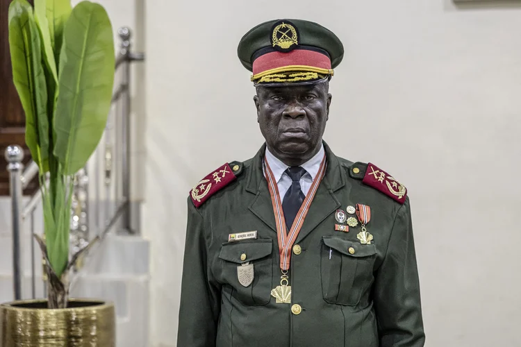 O general do Exército da Guiné-Bissau, Horta N'Tam, posa após tomar posse como líder da transição e líder do Alto Comando em Bissau (PATRICK MEINHARDT / AFP/Getty Images)