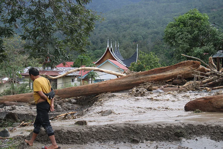 West Sumatra, Indonésia, em 27 de novembro: Indonésia concentra mais da metade das vítimas, com mais de 300 mortos (Anadolu / Colaborador/Getty Images)