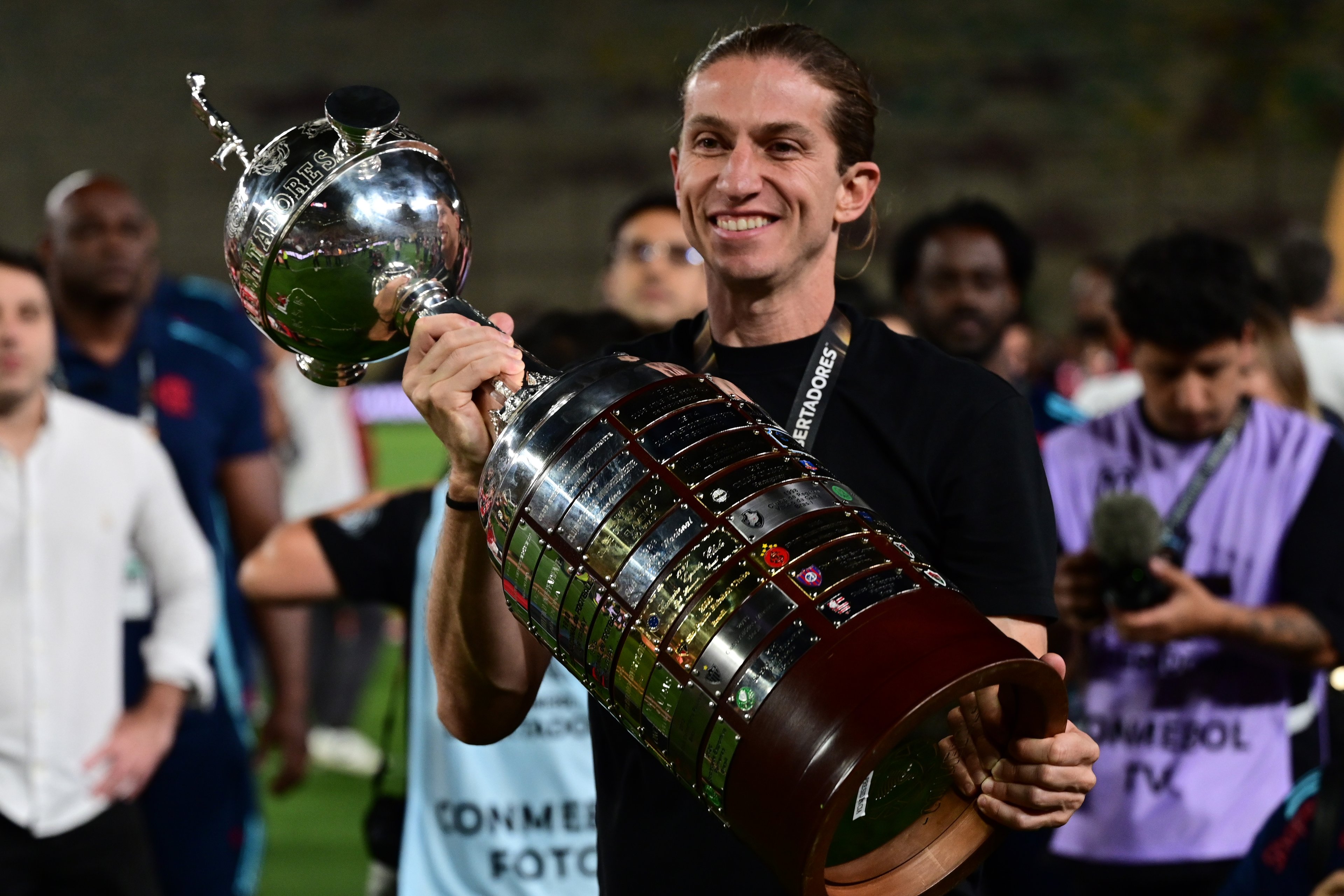 Qual o salário do Filipe Luís, técnico campeão da Libertadores?