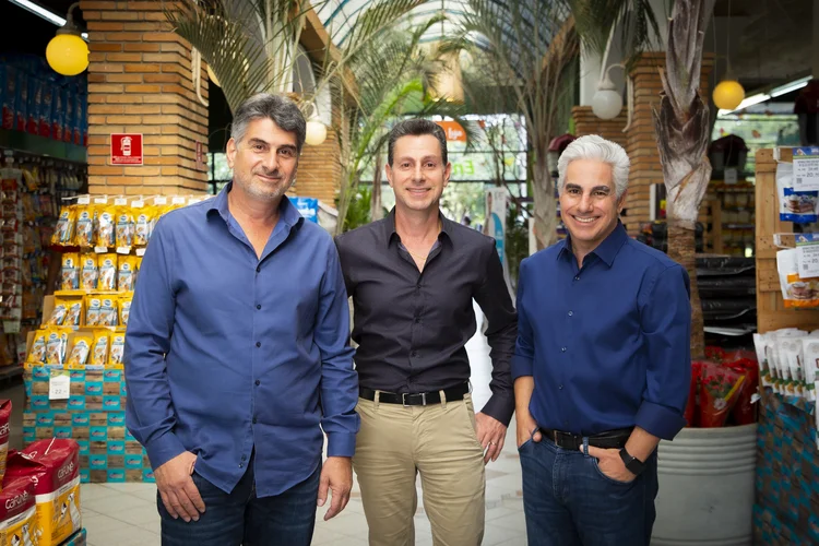 Paulo Nassar, ao centro, com os irmãos João Nassar (a esquerda), diretor de novos negócios e chairman, e Ricardo Nassar, diretor comercial (Cobasi/Divulgação)