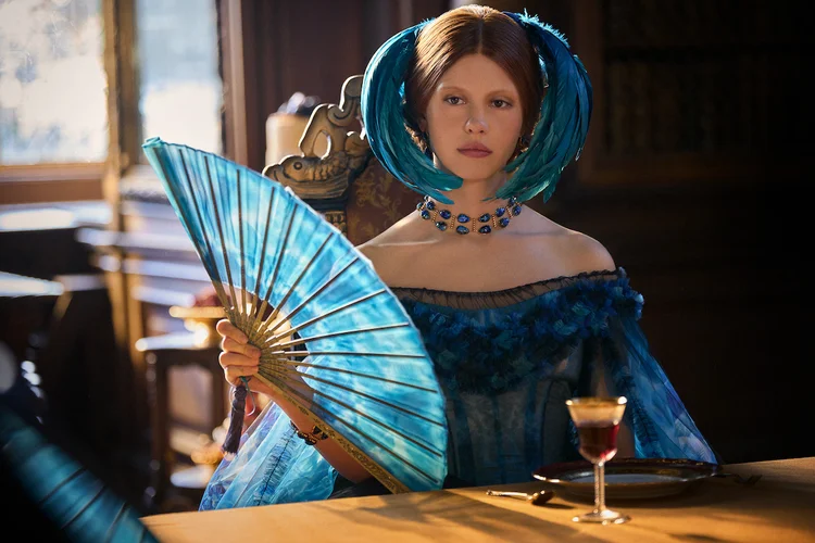 Mia Goth: atriz interpreta Elizabeth e a mãe de Victor Frankenstein no filme (Ken Woroner/Netflix/Divulgação)