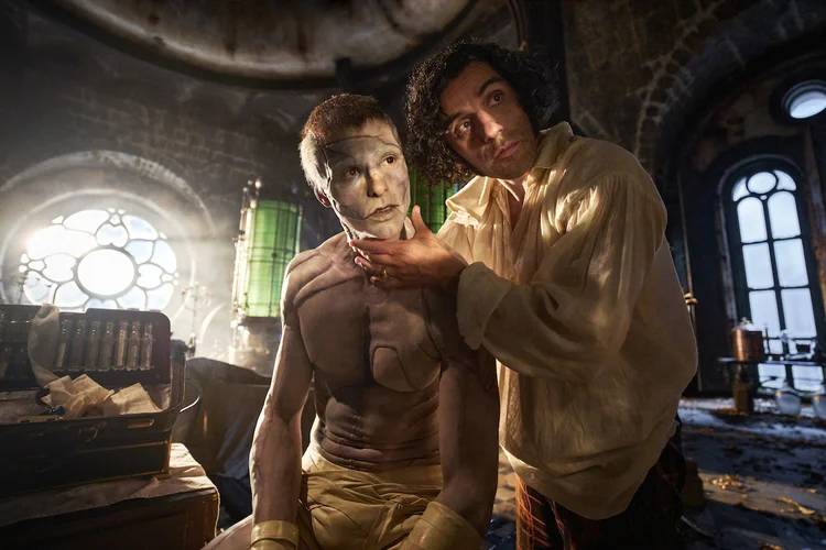 Jacob Elordi (Criatura) e Oscar Isaac (Victor Frankenstein): filme de Guilherme del Toro chegou à Netflix no último dia 7 de novembro (Ken Woroner/Netflix/Divulgação)