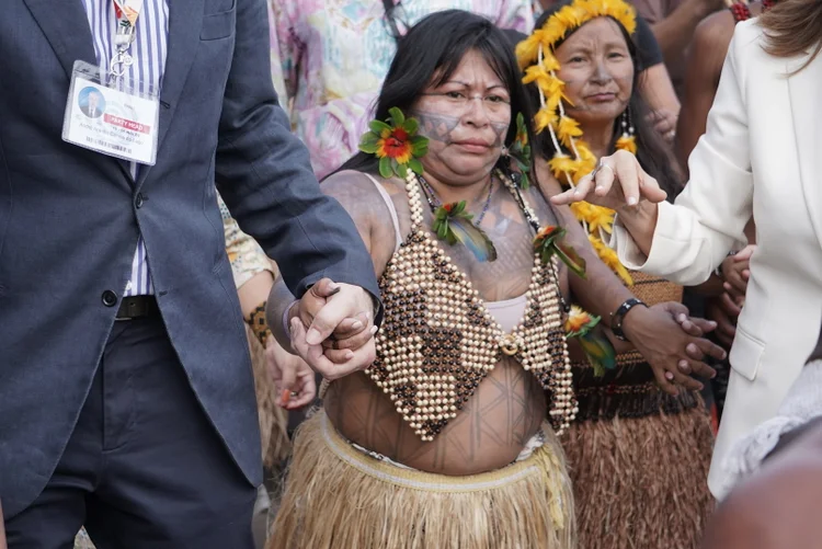 Protesto pacífico bloqueia acesso de delegações à COP30. Embaixador André Corrêa do Lago caminha com indígenas até prédio para reunião. (Ediago Quincó/Exame)