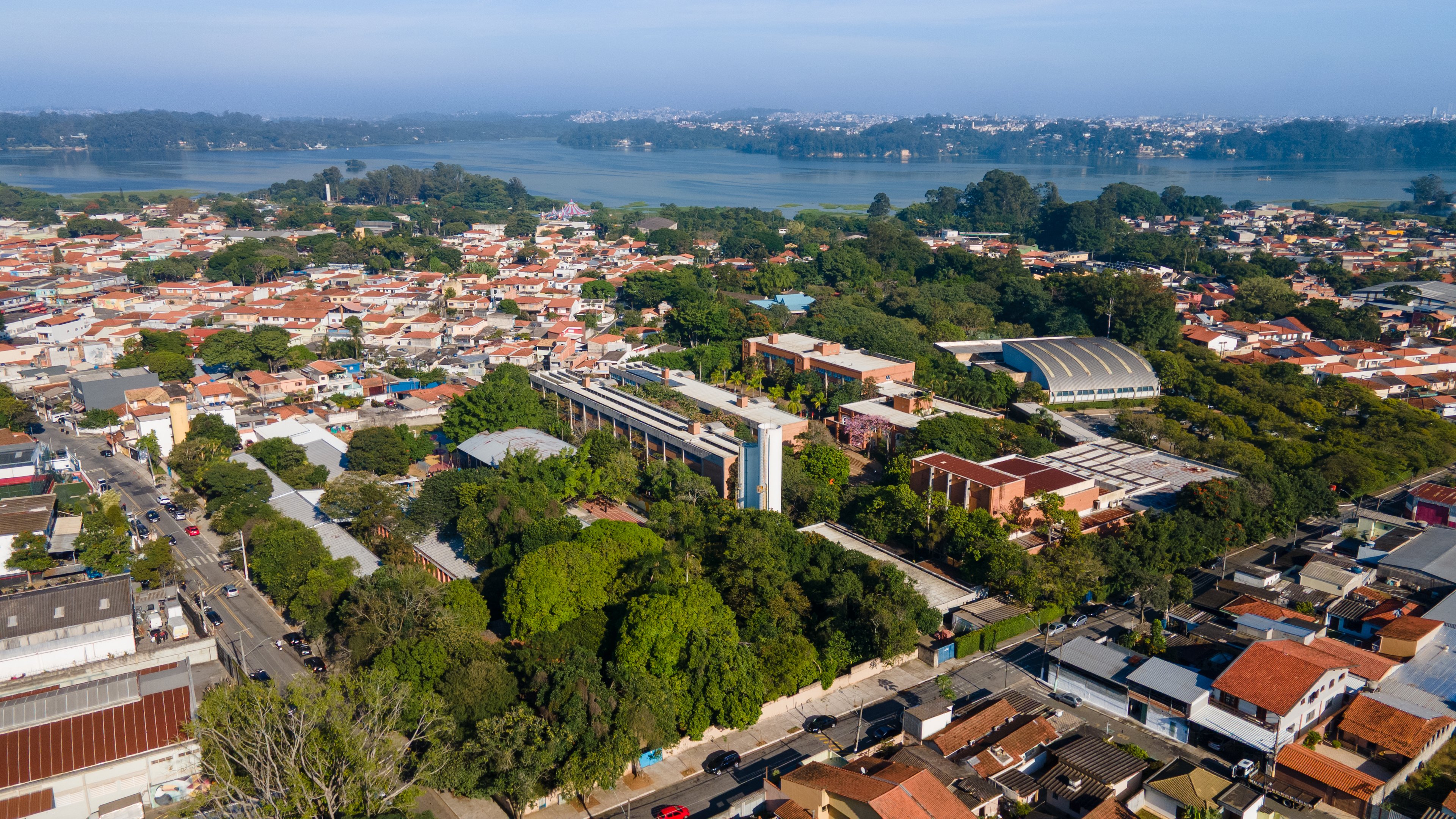 Na zona sul de SP, duas escolas separadas por abismos sociais constroem um modelo raro de integração