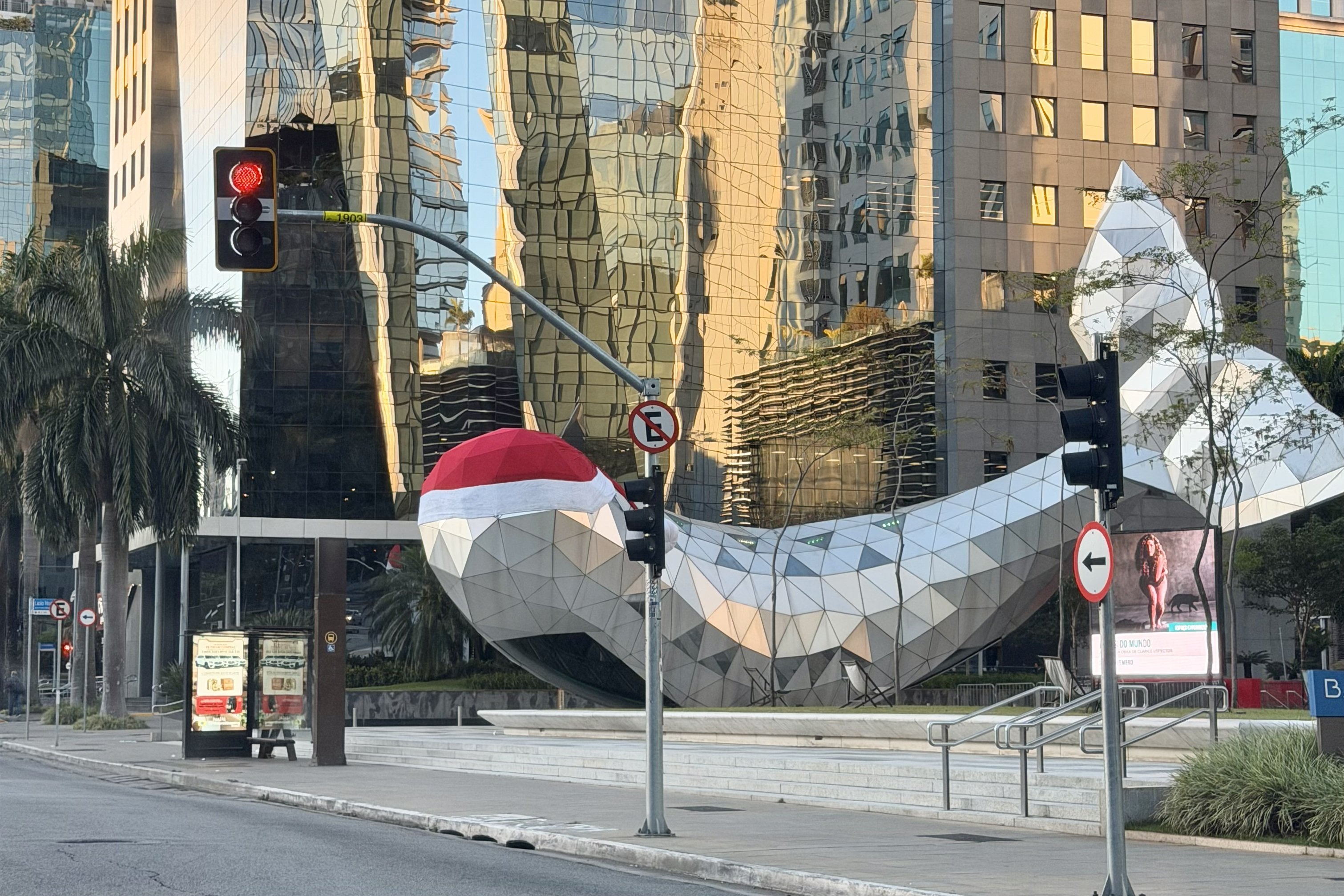 Baleia de gorro: a história da obra na Faria Lima que virou meme de Natal