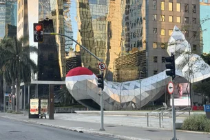 Baleia de gorro: a história da obra na Faria Lima que virou meme de Natal